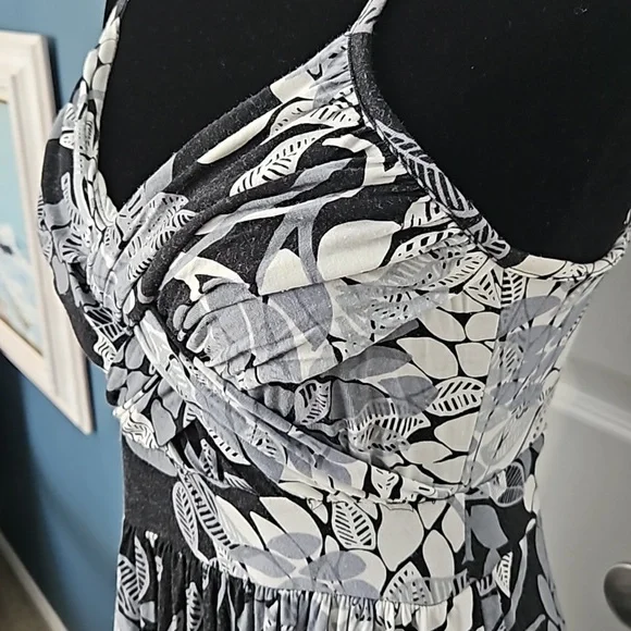 Elegant Black and White Floral Maxi Dress - Picture 2 of 10